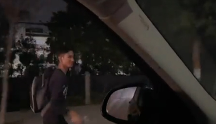 नोएडा: रात 12 बजे सड़क पर दौड़ रहा था युवक, लिफ्ट लेने से किया इनकार, वजह दिल जीत लेगी आपका; VIDEO 