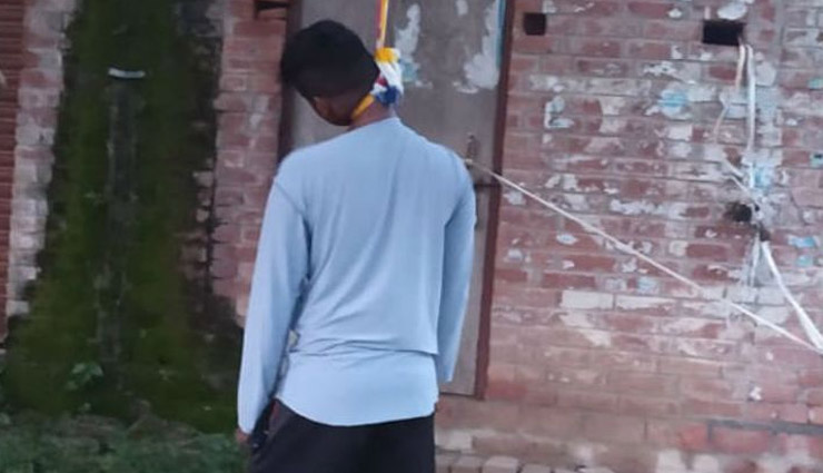 वाराणसी / पेड़ से लटकता मिला युवक का शव, हत्या की आशंका