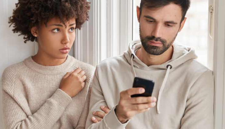 boyfriend is acting distant and weird,relationship,relationship tips