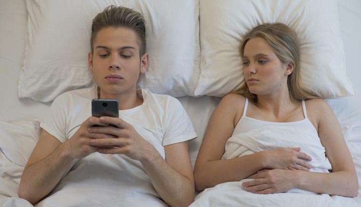 relationship tips,relationship tips in hindi,boyfriend habits,habits shows boyfriend using you,boyfriend cheating