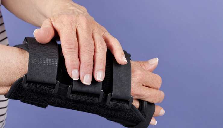 hand pain,carpal tunnel syndrome,arthritis in hands,tendon swelling,trigger finger,chronic hand pain,hand joint pain,wrist pain,causes of hand discomfort,hand mobility issues,repetitive strain injury