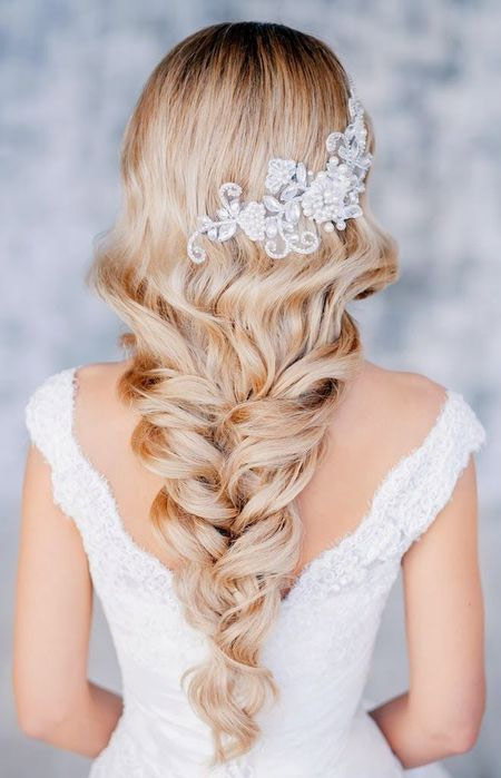 ब्राइड्स ट्राई करें ये स्टाइलिश लहंगे, शादी में पाएंगी स्टनिंग लुक braids hairstyle,bride fashion tips