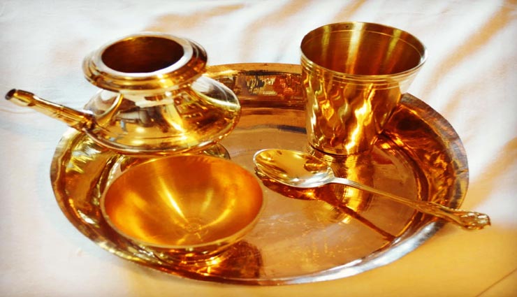 आखिर किस तरह पीतल के बर्तन चमका सकते हैं आपकी किस्मत, जानें उपाय