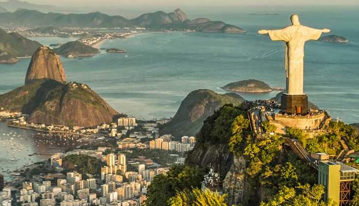 खूबसूरत समुद्र तटों, पुर्तगाली वास्तुकला से ज्यादा फुटबॉल के प्रति असीम प्रेम के लिए पर्यटकों को आकर्षित करता है ब्राजील