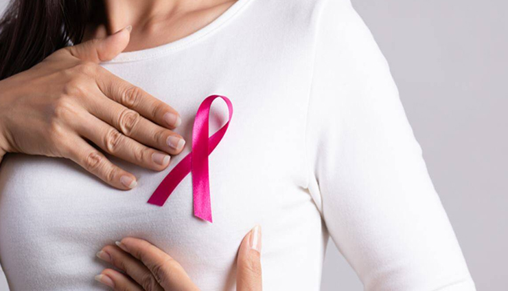 महिलाओं में बढ़ता जा रहा स्तन कैंसर का खतरा, सावधानी से करें इन 8 चीजों का सेवन 
