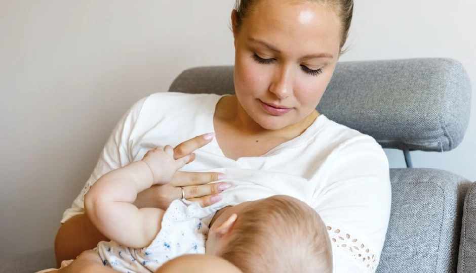 न्यू मॉम बच्चे को स्तनपान कराते समय रखें इन 9 बातों का ध्यान