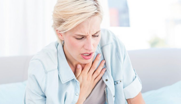 श्वसन सम्बन्धी समस्याओं में फायेदा देता है अर्ध चंद्रासन, जाने और फायदे