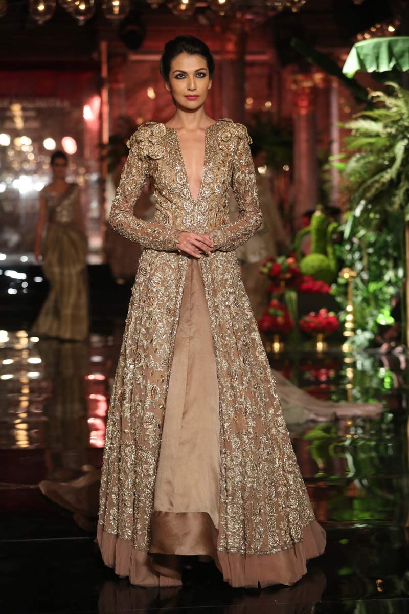 bollywood inspired designer bridal lehenga,designer bridal lehenga,bridal lehenga,lehenga designs,bridal fashion,fashion tips