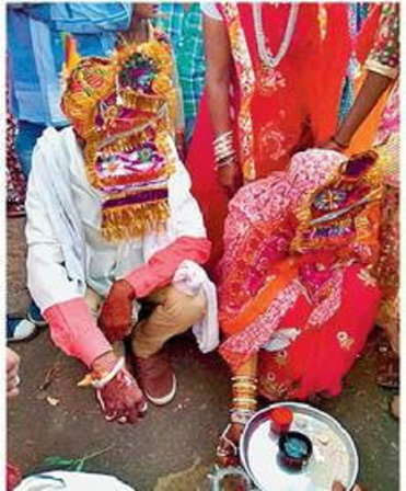 weird wedding ritual,bride and groom are painted black,weird story ,अजब गजब खबरे