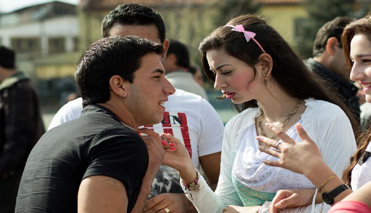 यहां लगता हैं दुल्हनों का बाजार, मनपसंद लड़की को खरीदकर लड़के बनाते है पत्नी