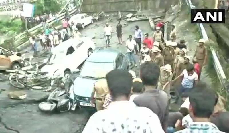 कोलकाता : 60 साल पुराना पुल गिरा, 5 लोगों के मारे जाने की आशंका, पुलिस-NDRF की टीम बचाव कार्य में जुटी kolkata,majerhat bridge,south kolkata,bridge collapsed