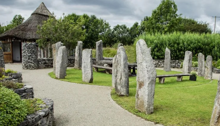 प्राकृतिक व मानव निर्मित सुन्दरता से ओतप्रोत है आयरलैण्ड, वहाँ बसने पर सरकार देगी 71 लाख रुपये tourist places ireland,top attractions ireland,best places to visit in ireland,must-see destinations ireland,famous landmarks ireland,ireland travel guide