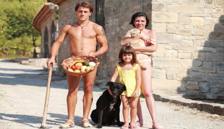 दुनिया का अनोखा गांव जहां सभी रहते हैं बिना कपड़ों के, फिर चाहे मर्द हो या औरत