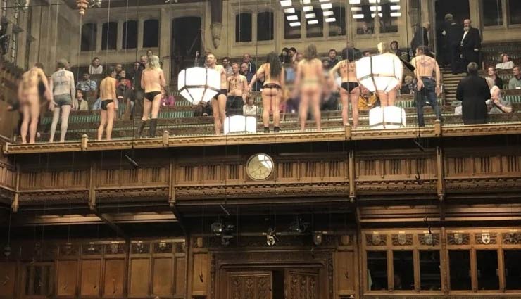 ब्रिटेन : संसद में पहली बार अर्धनग्न प्रदर्शन, पर्यावरण कार्यकर्ता ब्रेग्जिट डील से खफा