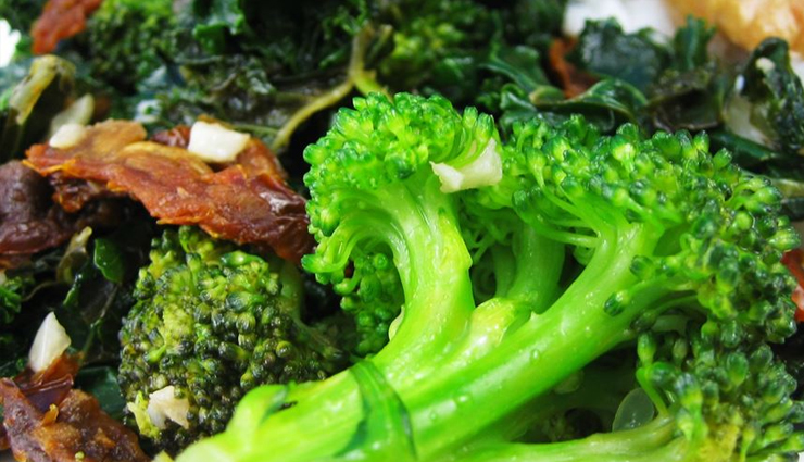 food you should avoid eating cooked,healthy food,Health,Health tips,onion and garlic,broccoli and kale,berries and nuts,juice and chocolates,coconut and apple