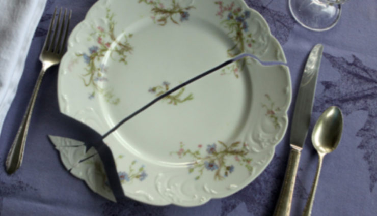 घर से खुशियों को दूर ले जाती है ये चीजे, जितनी जल्दी हो इन्हें दिखाए बाहर का रास्ता