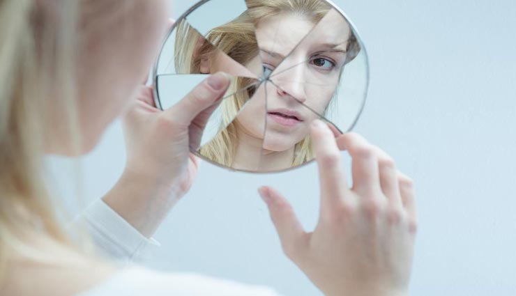 घर में टूटा हुआ शीशा क्या देता है संकेत? शुभ या अशुभ vastu tips,vastu tips in hindi,broken glass vastu tips,broken glass indication