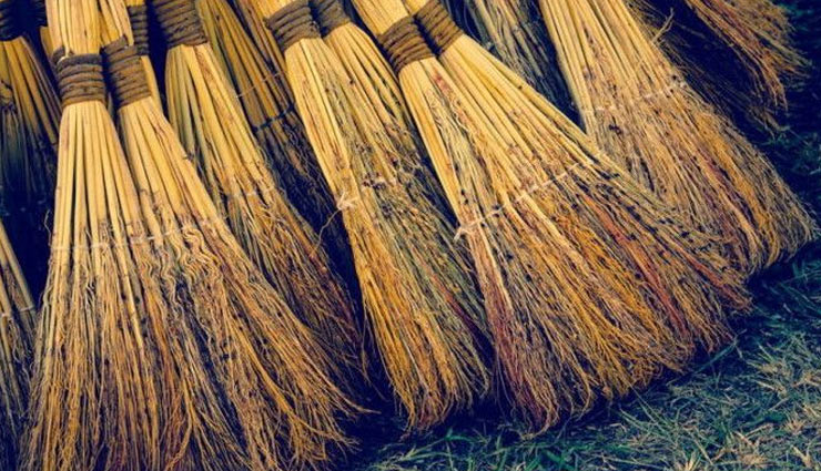 keeping broom in house,broom tips,household tips,home decor tips,broom tips ,हाउसहोल्ड टिप्स, होम डेकोर टिप्स, घर में झाड़ू का रख-रखाव ढंग से होना बहुत जरूरी