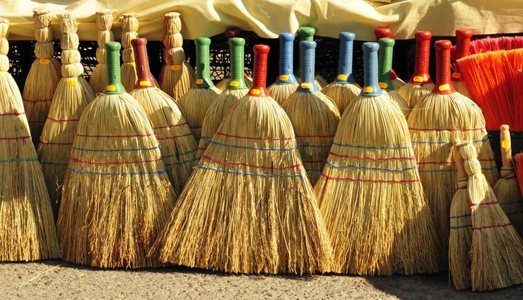 vastu tips,vastu tips in hindi,vastu mistakes,broom vastu tips,maa laxmi tips