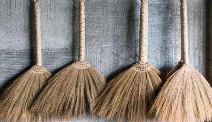 vastu tips,vastu tips in hindi,broom vastu tips,maa laxmi