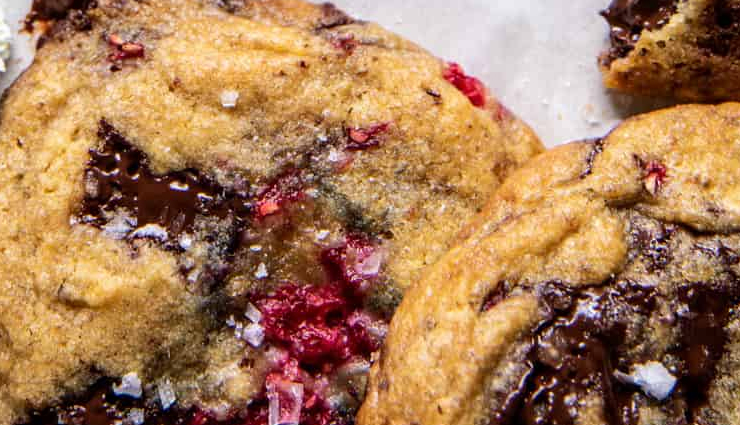 brown butter raspberry chocolate chip cookies,delicious raspberry chocolate chip cookies,best raspberry chocolate chip cookies recipe,brown butter chocolate chip cookies with raspberries,irresistible raspberry chocolate chip cookies,chocolate chip cookies with brown butter and raspberry,soft and chewy raspberry chocolate chip cookies,gourmet raspberry chocolate chip cookies,homemade brown butter raspberry chocolate chip cookies,flavorful raspberry chocolate chip cookies recipe