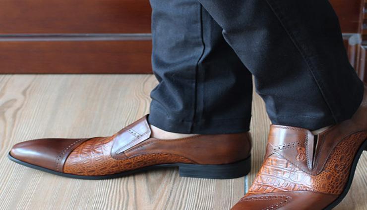 कभी अपने कार्यस्थल पर ना जाये इस रंग के जूते पहन कर, जानिए जूते-चप्पलो से जुड़े और टोटके