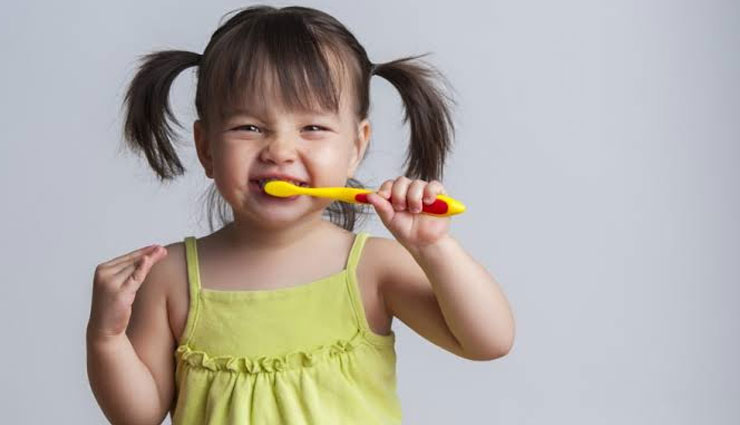 5 Mistakes You Make While Brushing Your Teeth and You Must Avoid Them