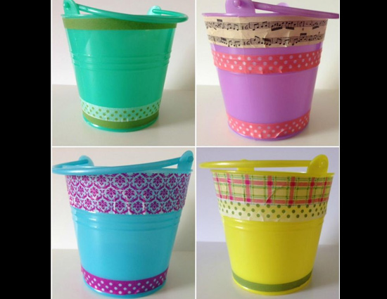 खराब प्लास्टिक की बाल्टी से बनाये आकर्षक हेंगर