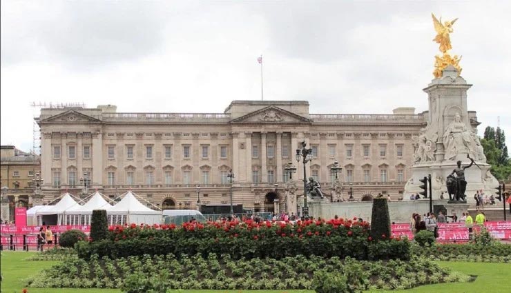 ब्रिटेन की महारानी के महल से जुड़ी ये रोचक जानकारी कर देगी आपको हैरान