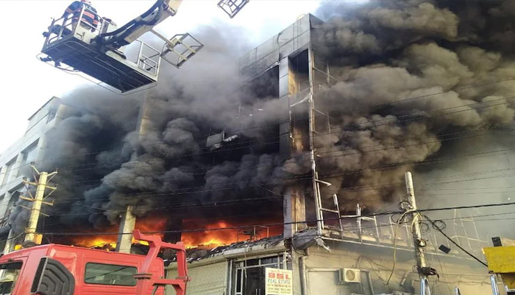 दिल्ली के मुंडका में बिल्डिंग में लगी भीषण आग, अब तक 26 लोगों की मौत, 9 घायल