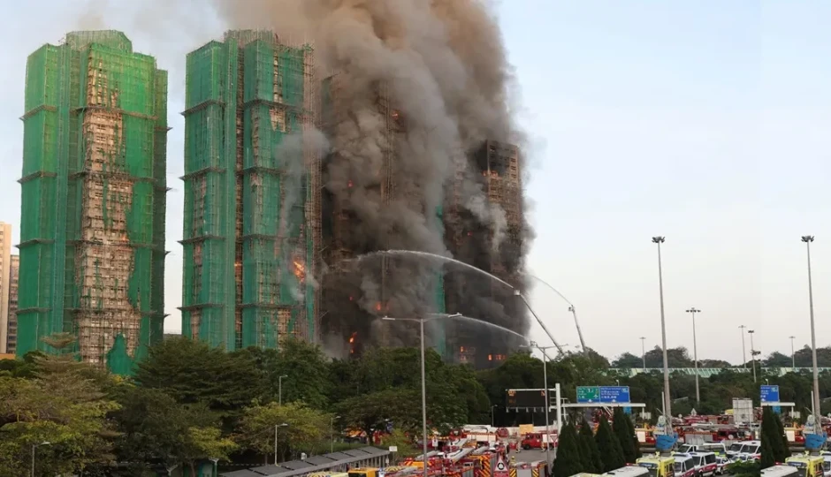 हांगकांग में 7 ऊंची इमारतों में भीषण आग, 44 की मौत, 300 लोग अब भी लापता