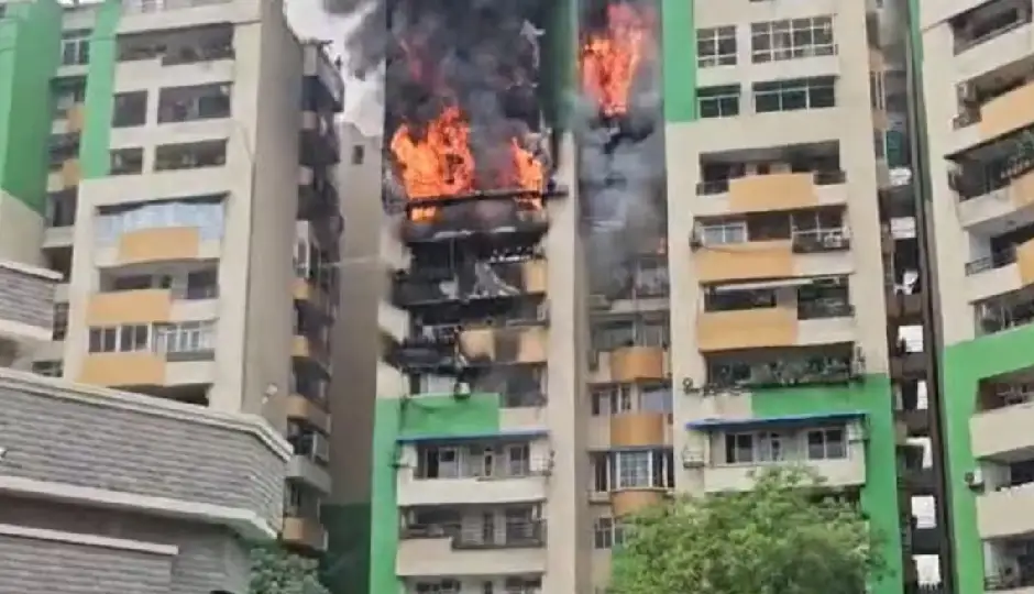 गाजियाबाद की हाईराइज सोसाइटी में आग का तांडव, 9वीं से 11वीं मंजिल तक 8-10 फ्लैट झुलसे, दहशत में लोग