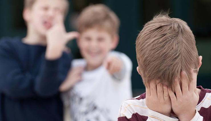 कहीं आपके बच्चे तो नहीं हो रहे बुलिंग का शिकार, इन 5 संकेतों से लगाए इसका पता