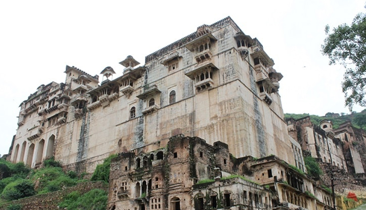 Bundi,rajasthan,places to visit in bundi,tourist attraction in bundi,garh palace,taragarh fort,sadar bazar and markets,stepwells,nawal sagar,sukh mahal