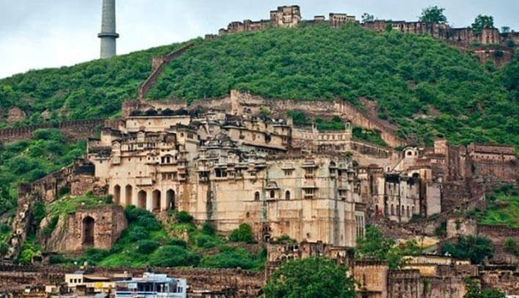 Bundi,rajasthan,places to visit in bundi,tourist attraction in bundi,garh palace,taragarh fort,sadar bazar and markets,stepwells,nawal sagar,sukh mahal