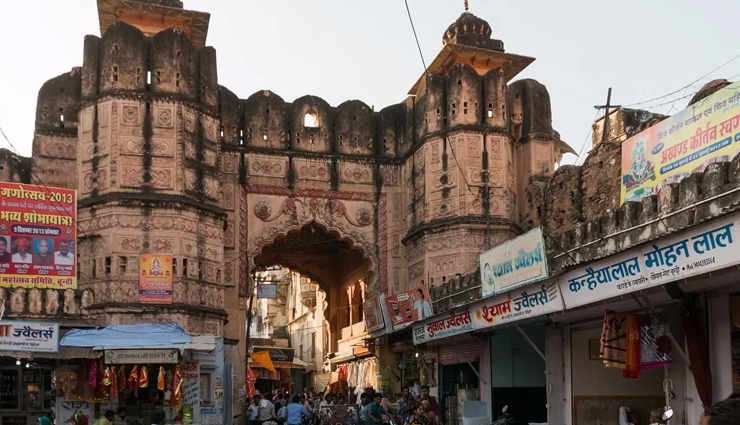Bundi,rajasthan,places to visit in bundi,tourist attraction in bundi,garh palace,taragarh fort,sadar bazar and markets,stepwells,nawal sagar,sukh mahal