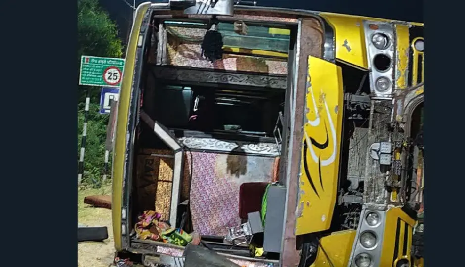 राजस्थान में दर्दनाक हादसा: बूंदी-कोटा हाईवे पर दिल्ली जा रही स्लीपर बस पलटी, 15 यात्री घायल; 4 की हालत गंभीर