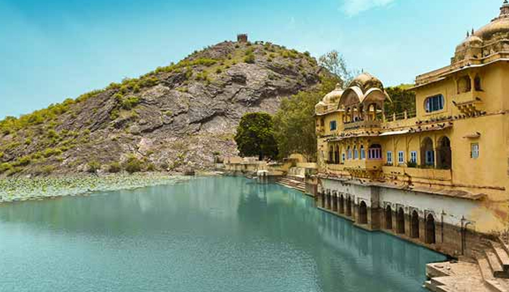 Bundi,rajasthan,places to visit in bundi,tourist attraction in bundi,garh palace,taragarh fort,sadar bazar and markets,stepwells,nawal sagar,sukh mahal