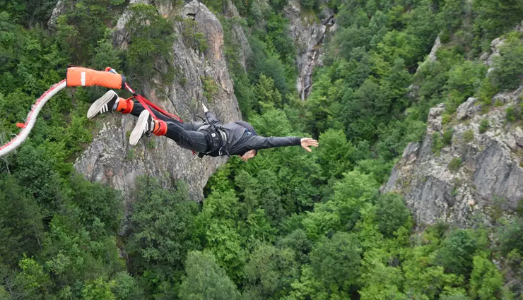 bungee jumping,places for bungee jumping in india,india,rishikesh,uttarakhand,anjuna beach,goa,Bundi,rajasthan,lucknow,uttar pradesh