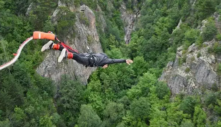 bungee jumping,places for bungee jumping in india,india,rishikesh,uttarakhand,anjuna beach,goa,Bundi,rajasthan,lucknow,uttar pradesh