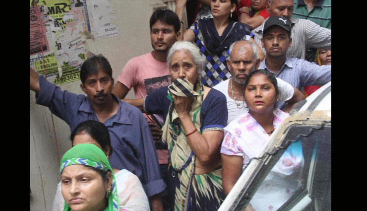 बुराड़ी कांड: 'भूत' की अफवाह से परेशान हुए पड़ोसी, सदमे में लोग