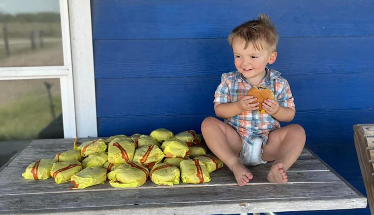 फोन लगा हाथ तो 2 साल के बच्चे ने आर्डर किए 31 चीजबर्गर, डिलीवरी बॉय को 1200 रूपये की टिप भी दी