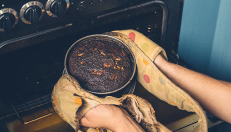 baking tips,prevent overbrowning,cake hacks,avoid burnt cookies,baking tricks,loaf cake tips,sheet pan hacks,baking without burning