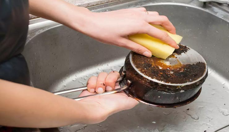 क्या नहीं छुड़ा पा रहे जले बर्तनों से जिद्दी दाग, आजमाए ये घरेलू नुस्खें home tips,kitchen tips,utensils cleaning tips,home remedies,remove burn from utensils