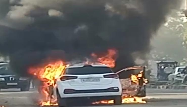 जयपुर : चलती कार में से निकलने लगी आग की लपटें, राहगीरों ने इस तरह बचाई ड्राईवर की जान