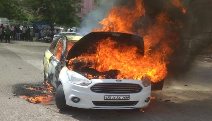 जयपुर : चंद मिनटों में आग का गोला बनी ​​​​​​​बैंक के बाहर खड़ी लग्जरी कार, दमकलकर्मियों ने पाया काबू