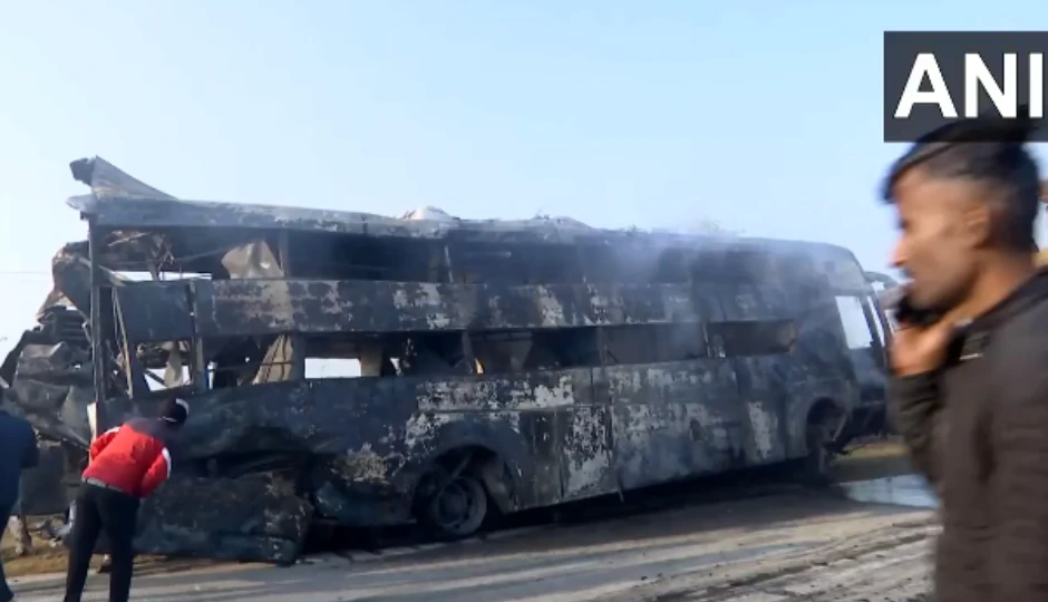 दिल्ली–आगरा एक्सप्रेसवे पर कोहरे का कहर, 7  बसें आपस में भिड़ीं, कई में लगी आग, 4 की मौत, इलाके में हड़कंप