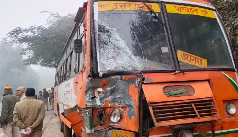 रोडवेज और स्कूल बस की भीषण टक्कर, आगरा-अलीगढ़ हाईवे पर तीन घायल