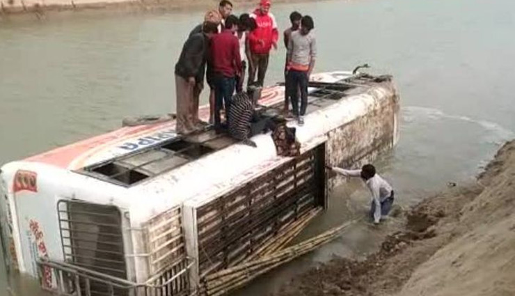 कानपुर देहात में बेकाबू बस नहर में गिरी, एक महिला की मौत, 7 यात्री घायल