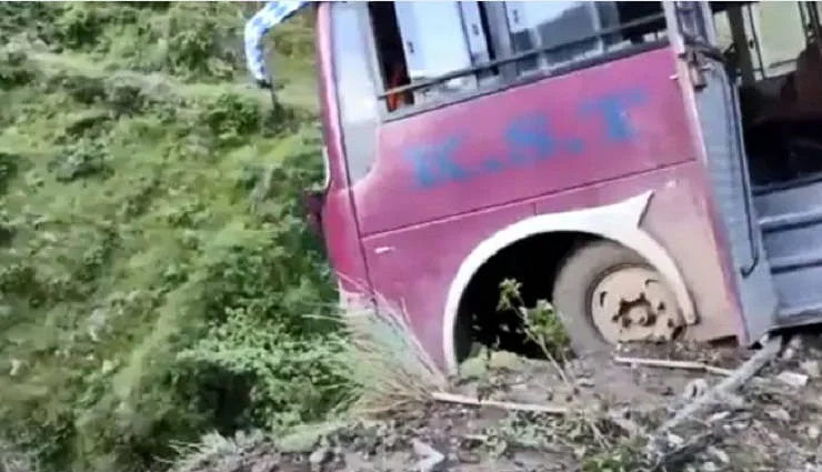  हिमाचल प्रदेश में बस ड्राइवर की सूझबूझ ने बचाई 30 लोगों की जान, खाई में लटकती बस से यूँ निकाला सवारियों को